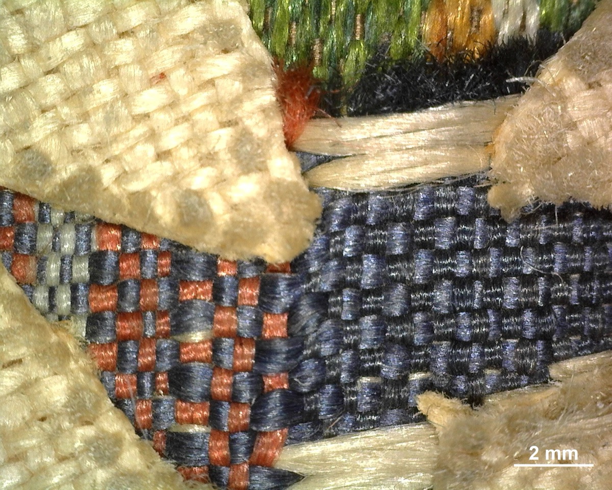 Detail vazby vložené tkaniny ve viditelném světle