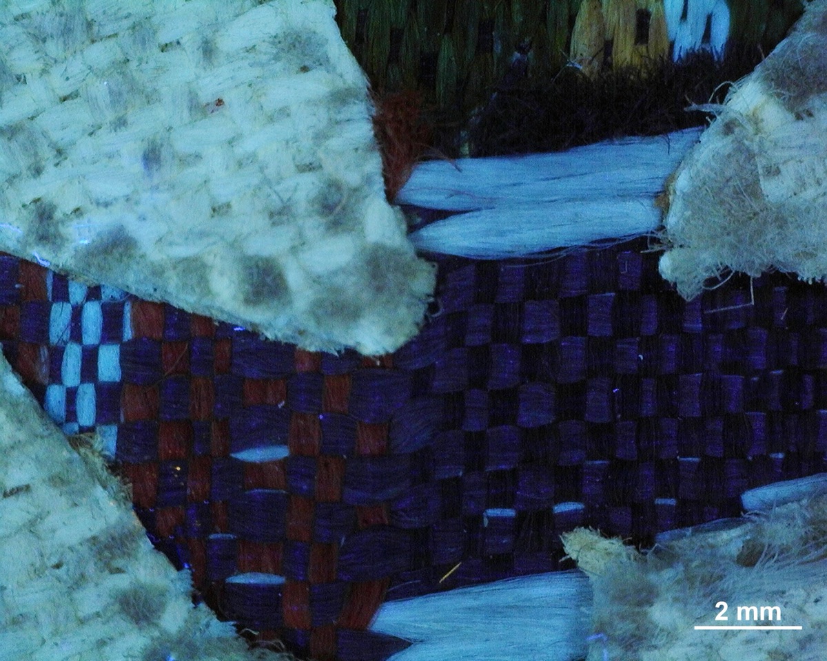 Detail vazby vložené tkaniny v UV světle