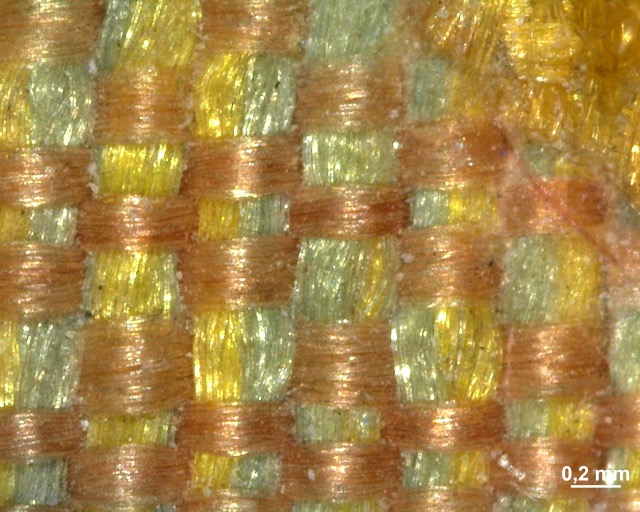 Zdvojené nitě – Jedna nit fluoreskuje bíle, druhá žlutě