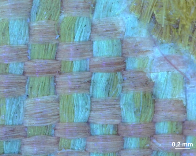 Zdvojené nitě – Jedna nit fluoreskuje bíle, druhá žlutě (UV světlo)
